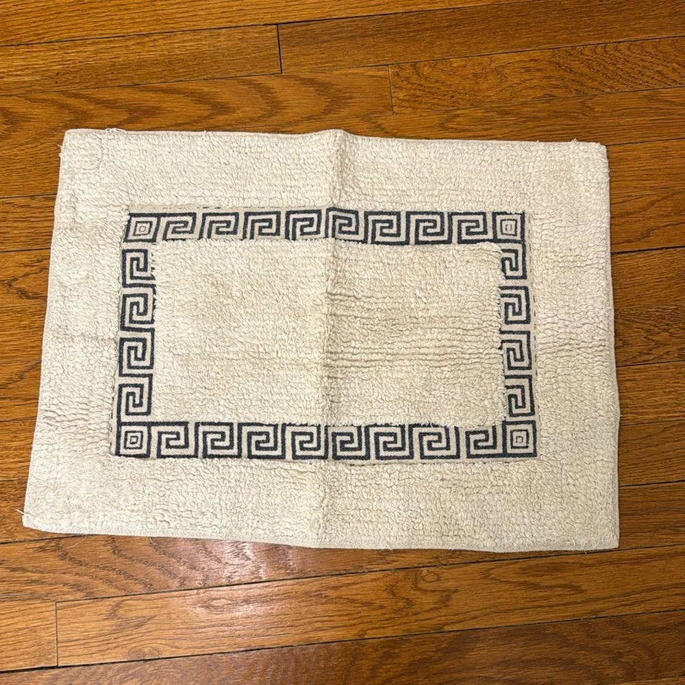 Grecian bath mat. Cream and navy. GUC
